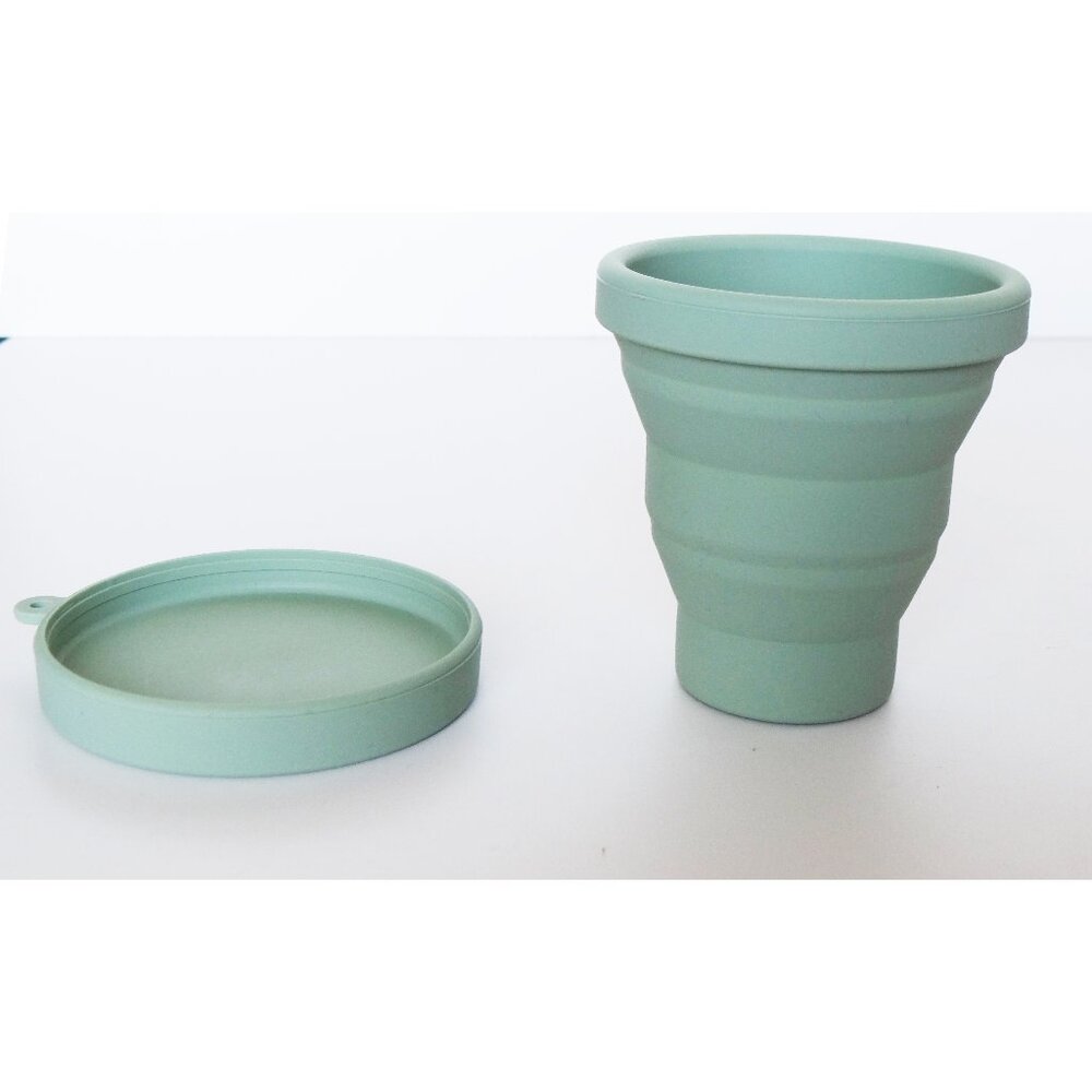 Lot of 4 Collapsible Silicone cups with Lids 6oz size Light Green New in box